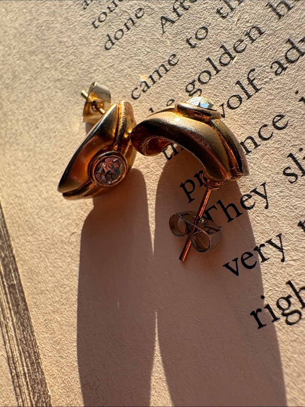 ❤️‍🔥5/15$❤️‍🔥Gold-Tone Sculpted Stud Earrings with Clear Crystal Accent